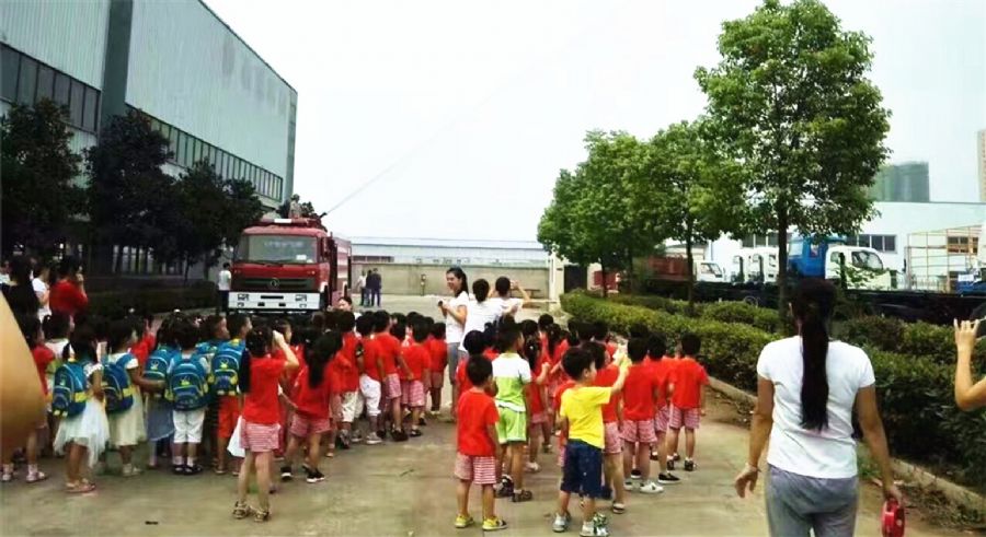 小朋友觀看消防車(chē)作業(yè) 小朋友觀看消防車(chē)作業(yè)